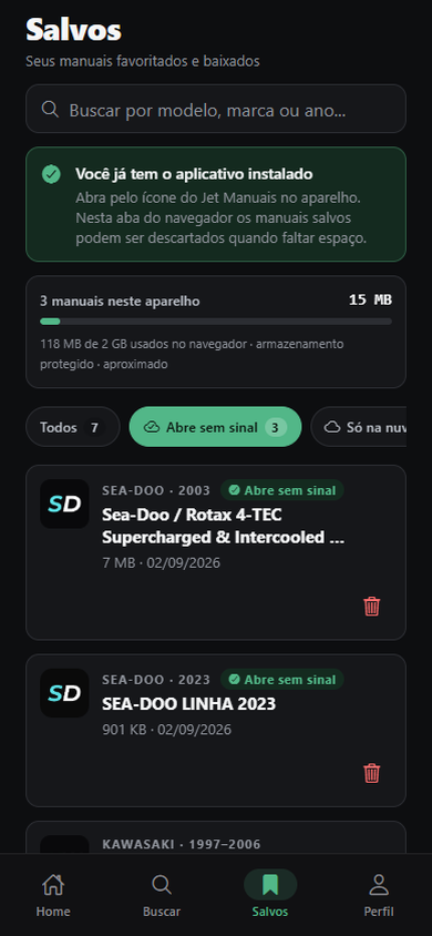 Tela Salvos do aplicativo no celular: 3 manuais gravados no aparelho ocupando 15 MB, com o filtro “Abre sem sinal” ativo e o selo verde em cada um — um Sea-Doo de 2003, um Sea-Doo de 2023 e um Kawasaki de 1997 a 2006.